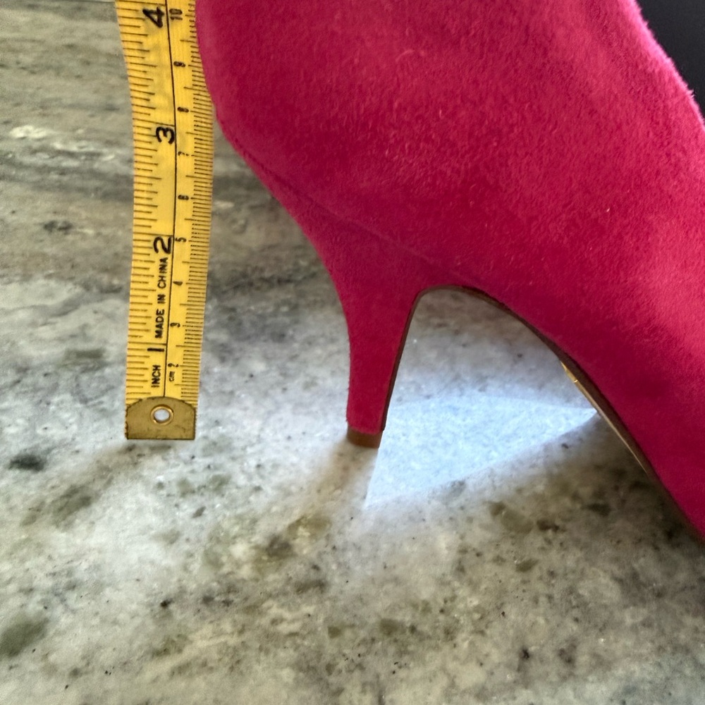 Women’s Pointed-Toe Suede Pumps in Hot Pink - Picture 4 of 8